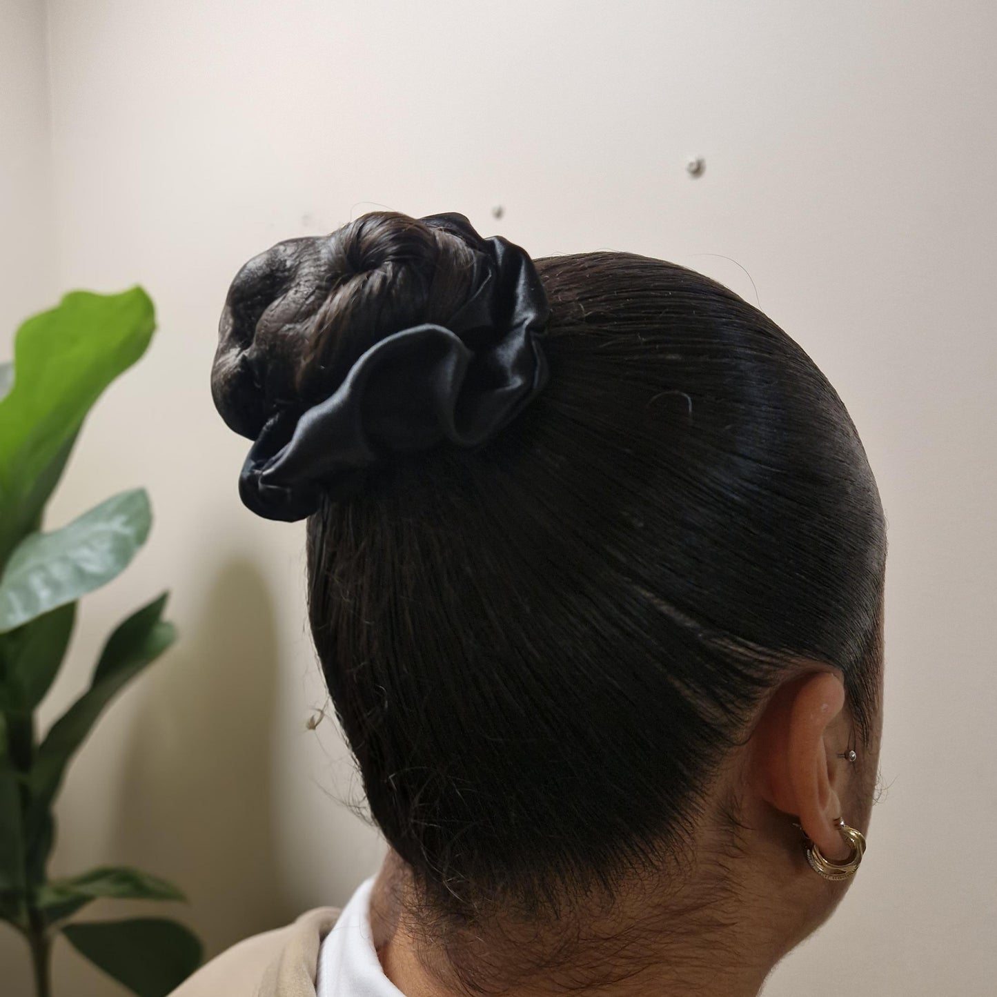 chouchou en satin noué dans les cheveux bouclés, coiffure protectrice élégante