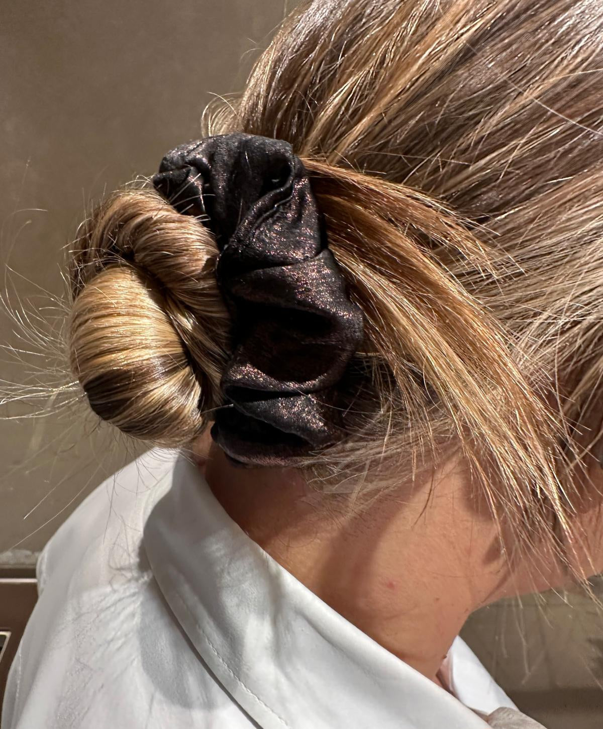 chouchou porté sur cheveux lisses, chignon bas