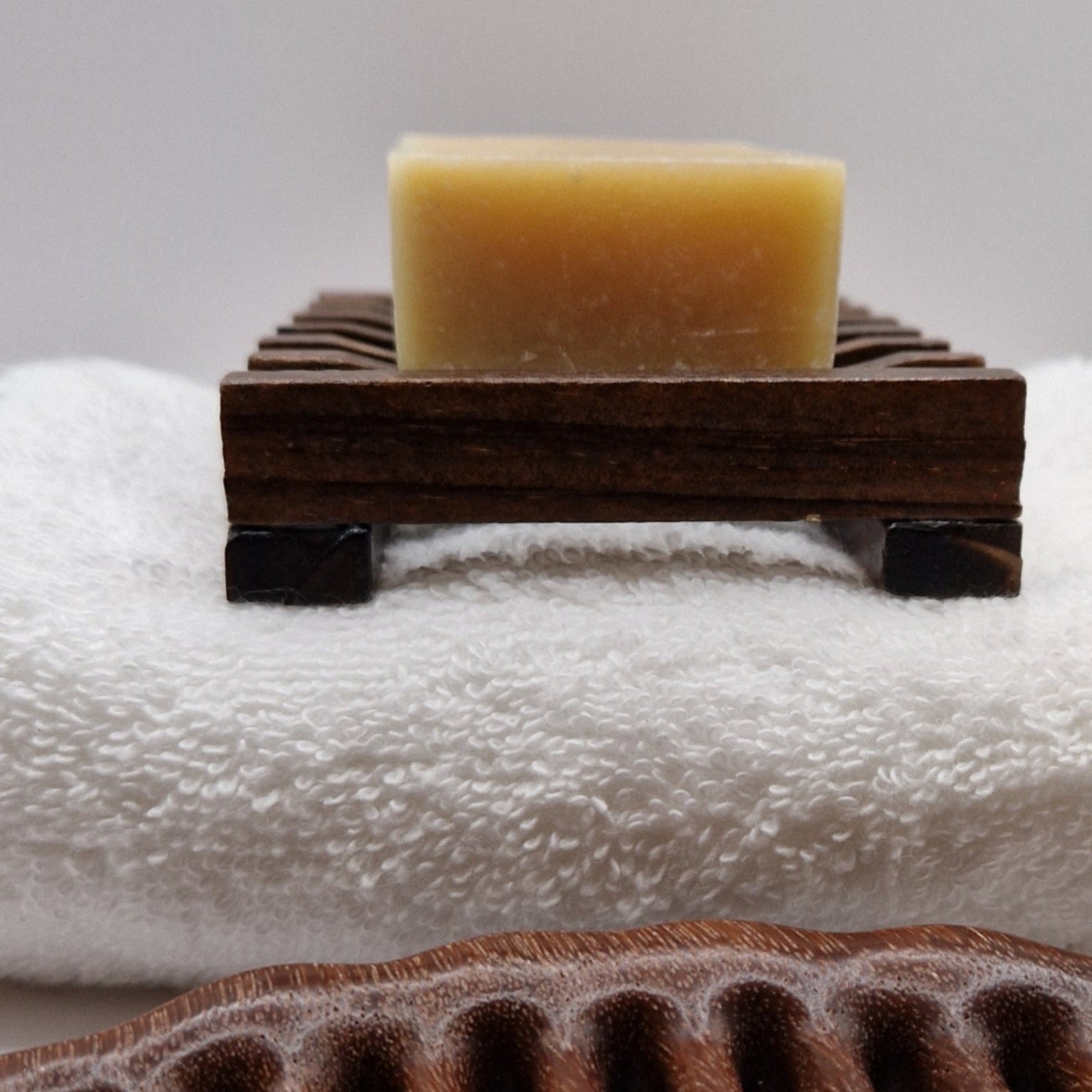 shampoing solide sur une savonnière 